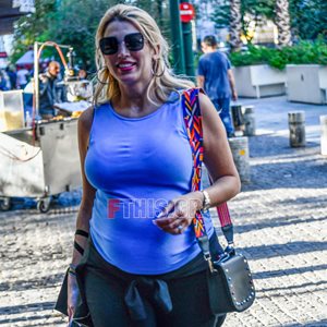 Κωνσταντίνα Σπυροπούλου: Βόλτα στο κέντρο της Αθήνας για την εγκυμονούσα παρουσιάστρια (Φωτογραφίες)