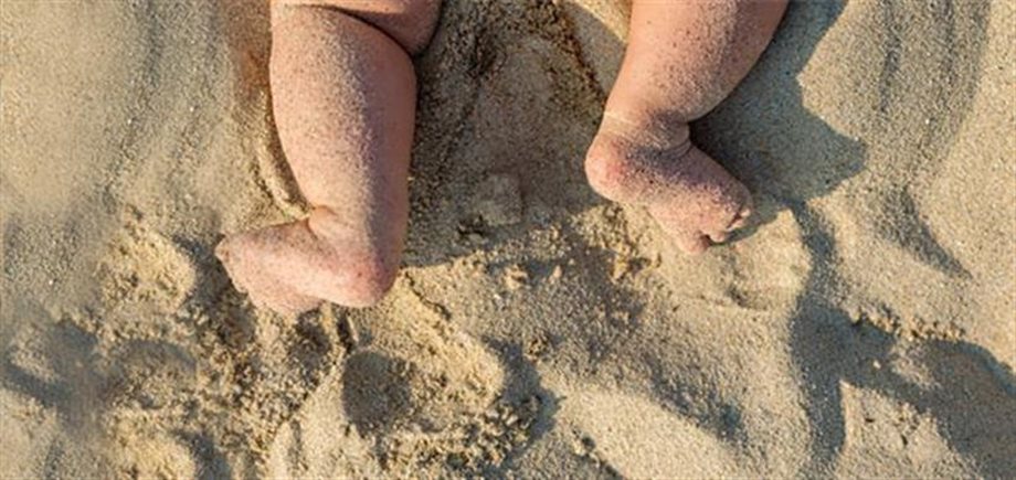 Μπορώ να αφήσω το μωρό μου να παίξει με την άμμο;