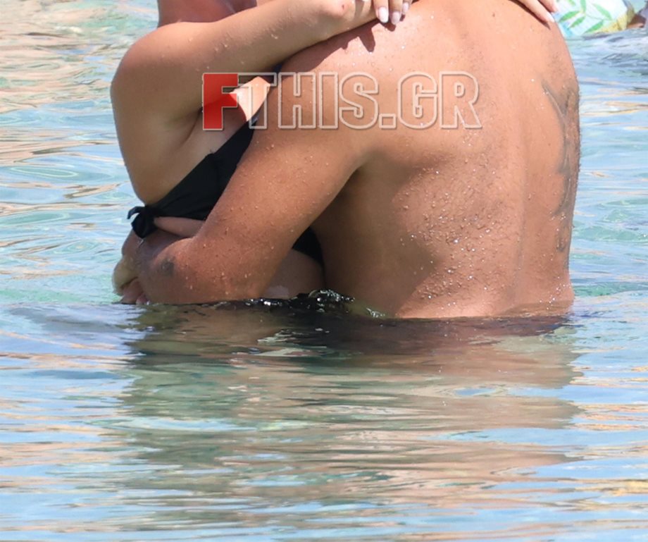 Paparazzi! "Καυτά" φιλιά στην παραλία για αγαπημένο ζευγάρι της ελληνικής showbiz