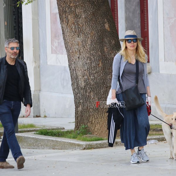 Σμαράγδα Καρύδη – Θοδωρής Αθερίδης: Βόλτα στο κέντρο της Αθήνας με τον σκύλο τους