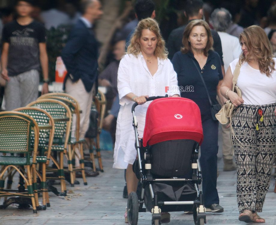 Paparazzi! Τζένη Μπότση: Βόλτα με τη μητέρα και την κόρη της