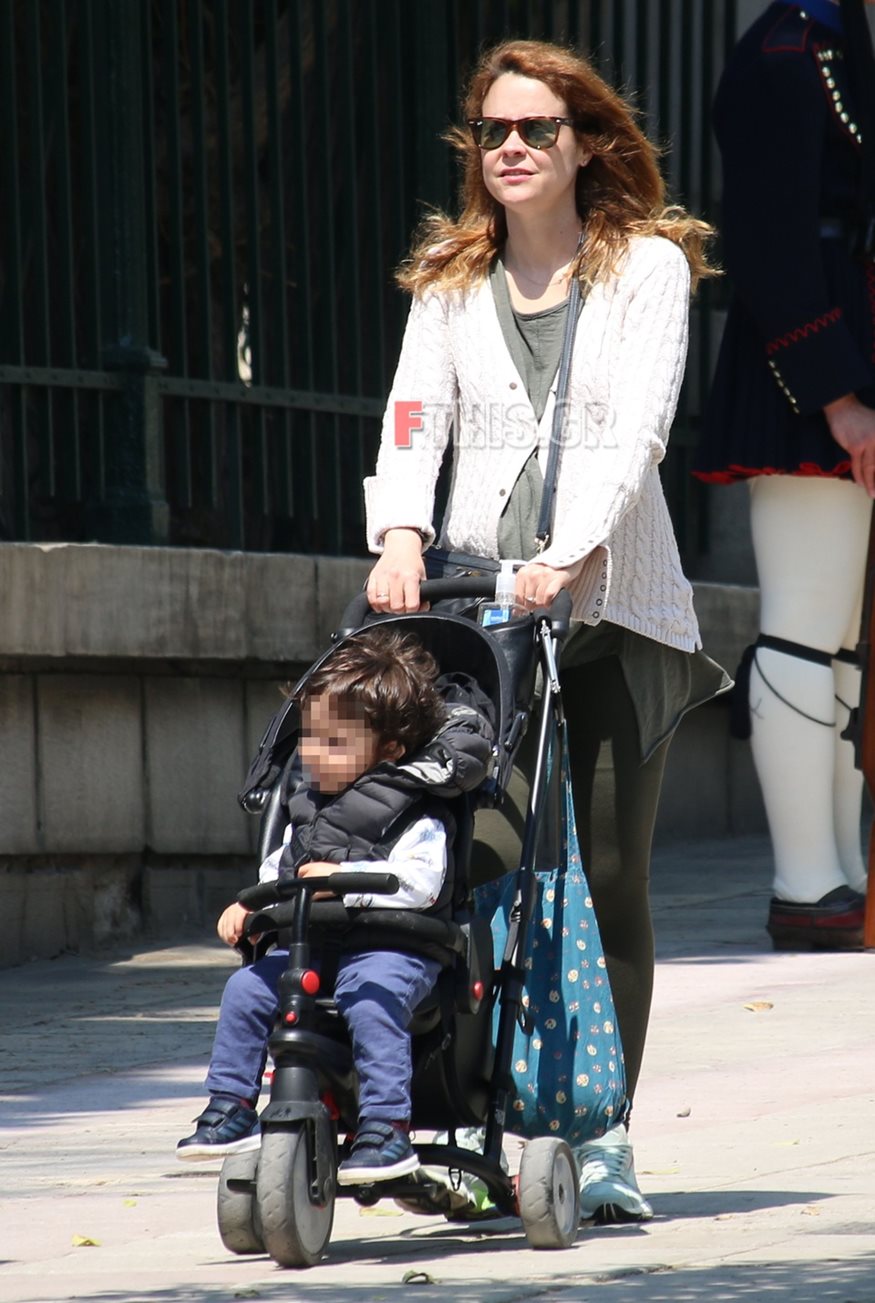Paparazzi! Η εγκυμονούσα Λένα Παπαληγούρα σε χαλαρή βόλτα με τον γιο της 