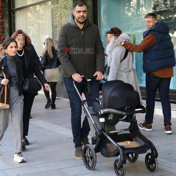 Paparazzi: Παύλος Μαρινάκης: Βόλτα με την σύζυγό του και τον δυο μηνών γιο τους 