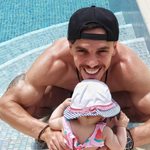 Λευτέρης Πετρούνιας: Δείτε τον να παίζει με την κόρη του στην παραλία