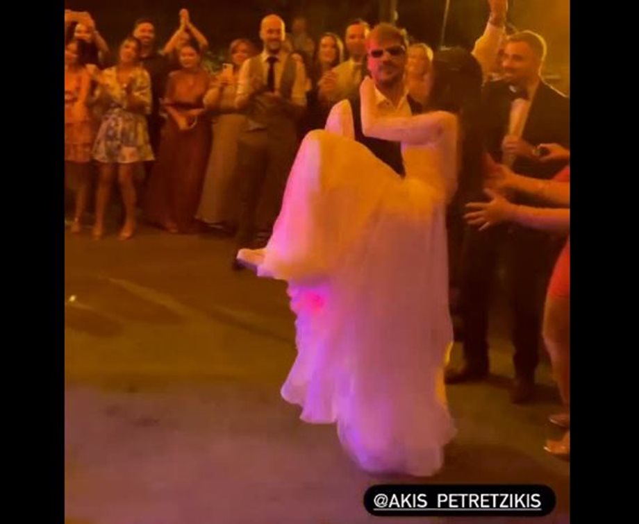 Άκης Πετρετζίκης - Κωνσταντίνα Παπαμιχαήλ: Ο ξέφρενος χορός του ζευγαριού και το τραγούδι που είπε ο σεφ στο γαμήλιο πάρτι
