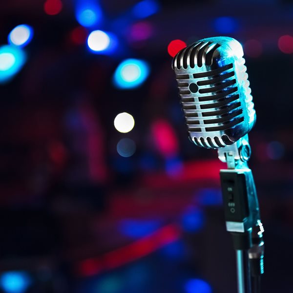 Γνωστός τραγουδιστής νοσηλεύεται σε κρίσιμη κατάσταση μετά από υπερβολική δόση ναρκωτικών
