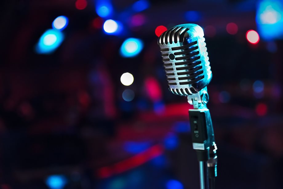 Γνωστός τραγουδιστής νοσηλεύεται σε κρίσιμη κατάσταση μετά από υπερβολική δόση ναρκωτικών