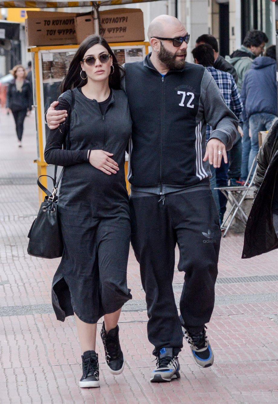 Paparazzi: Η Ήβη Αδάμου στον έβδομο μήνα της εγκυμοσύνης της σε βόλτα με τον Μιχάλη Κουινέλη!