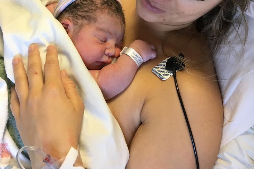 Γέννησε και δημοσίευσε την πρώτη φωτογραφία με το μωρό της μέσα από το μαιευτήριο!