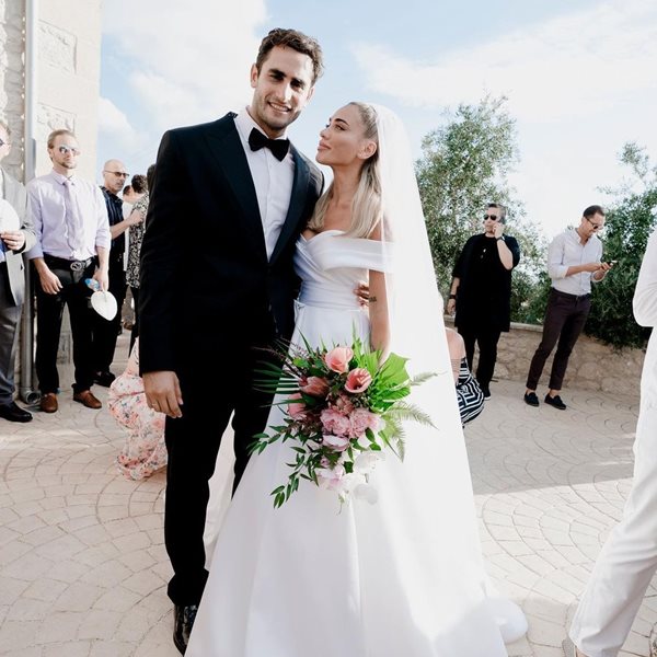 Κόνι Μεταξά: Τα νέα στιγμιότυπα από τον γάμο της και η φωτογραφία που "πρόδωσε" πως  θέλει να παντρέψει τη μητέρα της, Ζώζα Μεταξά