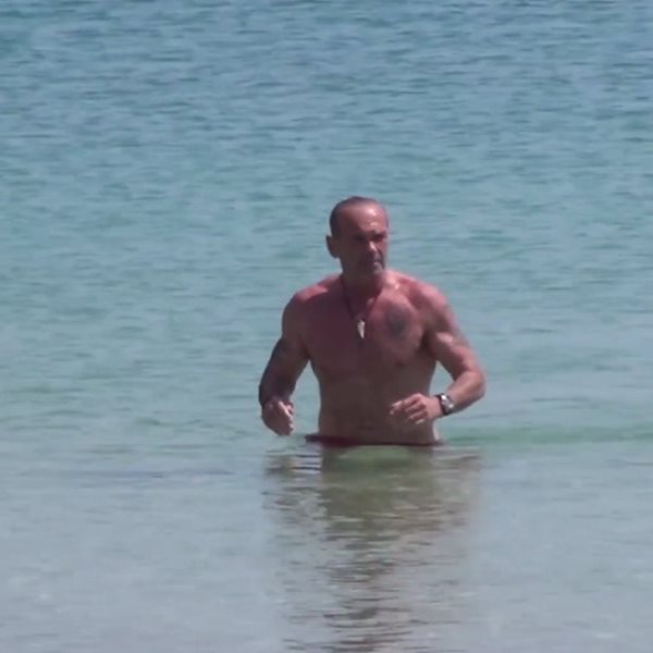 Πέτρος Κωστόπουλος: Έκλεψε την παράσταση σε παραλία της Μυκόνου!