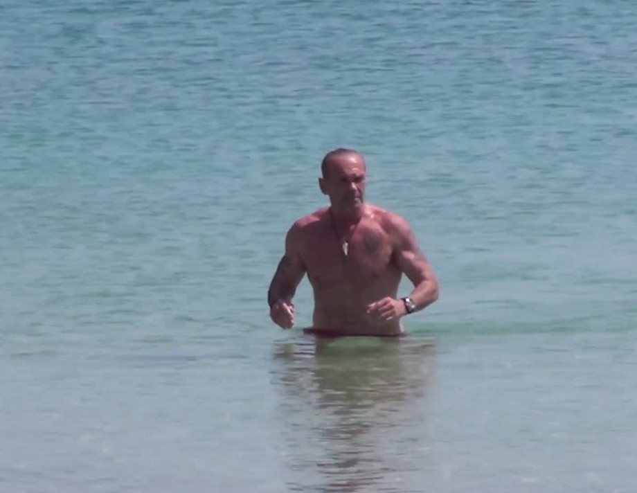 Πέτρος Κωστόπουλος: Έκλεψε την παράσταση σε παραλία της Μυκόνου!