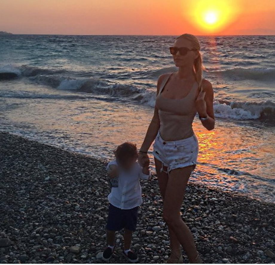 Happy mum! Βόλτα στη παραλία για γνωστή Ελληνίδα με τον δύο ετών γιο της