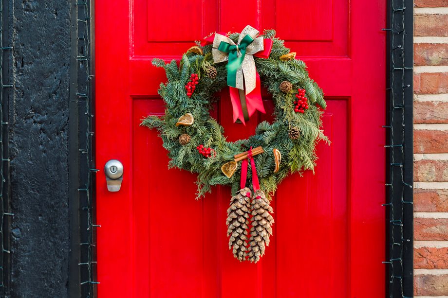 Χριστουγεννιάτικη διακόσμηση πόρτας με τις τοπ ιδέες για να υποδεχτείς τους καλεσμένους σου