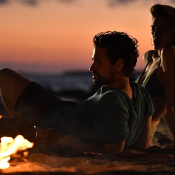 Σασμός: Αστέρης και η Αργυρώ κάνουν παθιασμένα έρωτα στην παραλία 