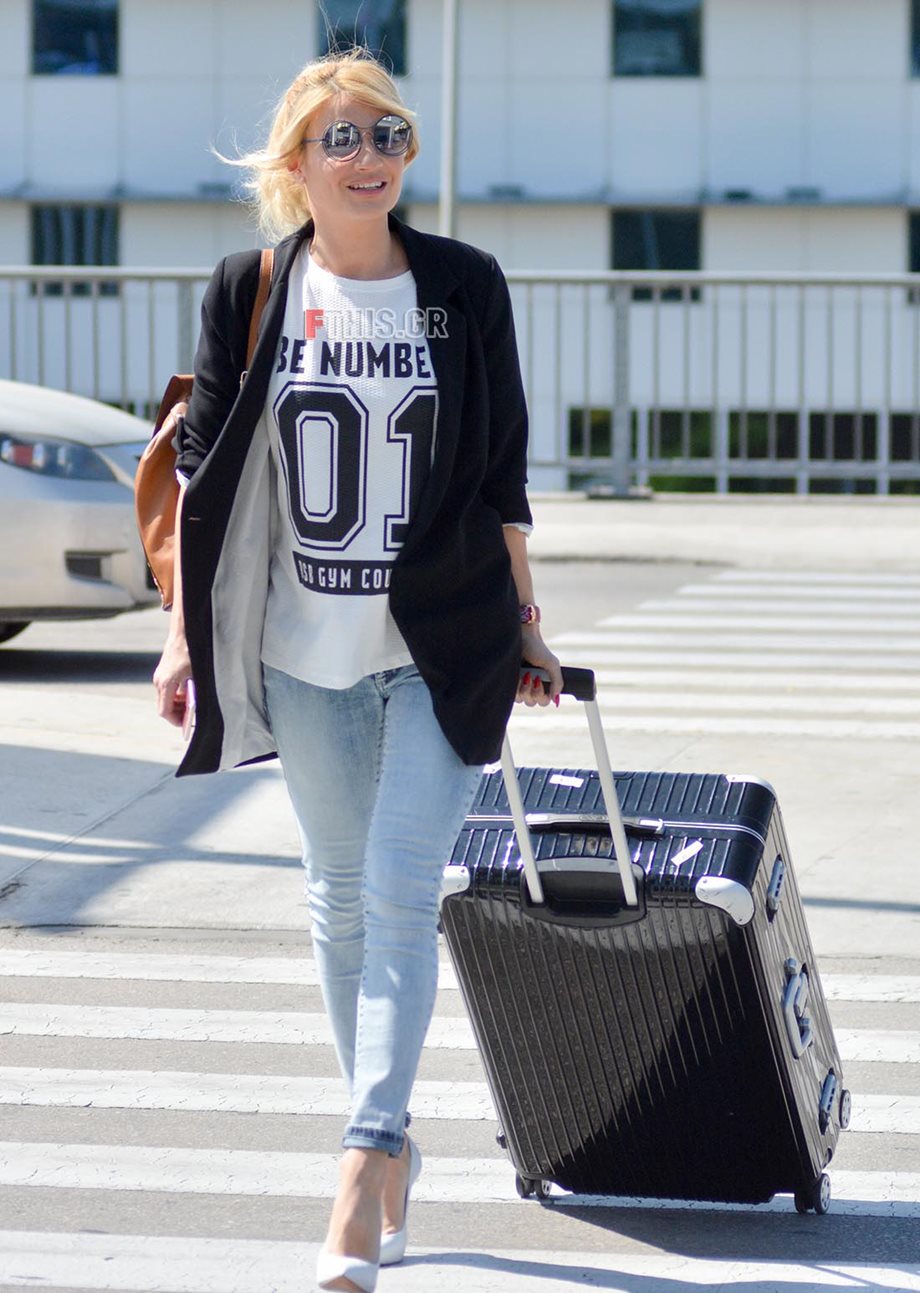 Paparazzi: Η Φαίη Σκορδά στο αεροδρόμιο με εντυπωσιακό look!