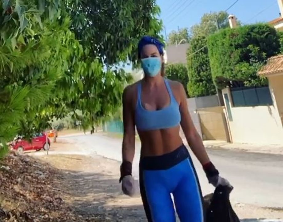 Κατερίνα Στικούδη: Φόρεσε μάσκα και μάζεψε τα σκουπίδια της γειτονιάς της (βίντεο)