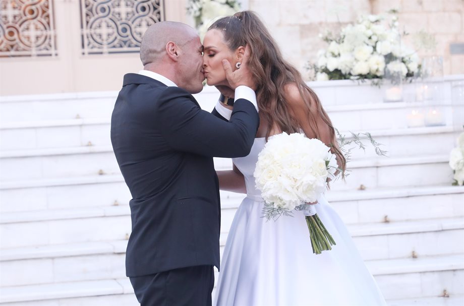 Μιχάλης Ζαμπίδης: Χόρεψε με τη σύζυγό του και τις κόρες τους, το "Eye of the Tiger" στη γαμήλια δεξίωση