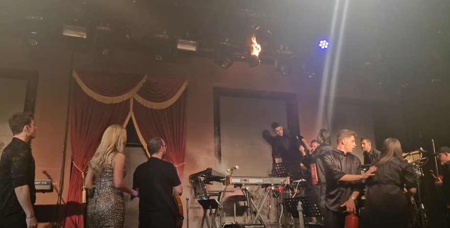 Νατάσα Θεοδωρίδου & Γιώργος Κακοσαίος: Φωτιά στη σκηνή την ώρα που τραγουδούσαν (βίντεο)