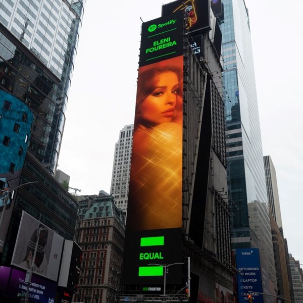 Ελένη Φουρέιρα: Μπήκε σε billboard στην Times Square!