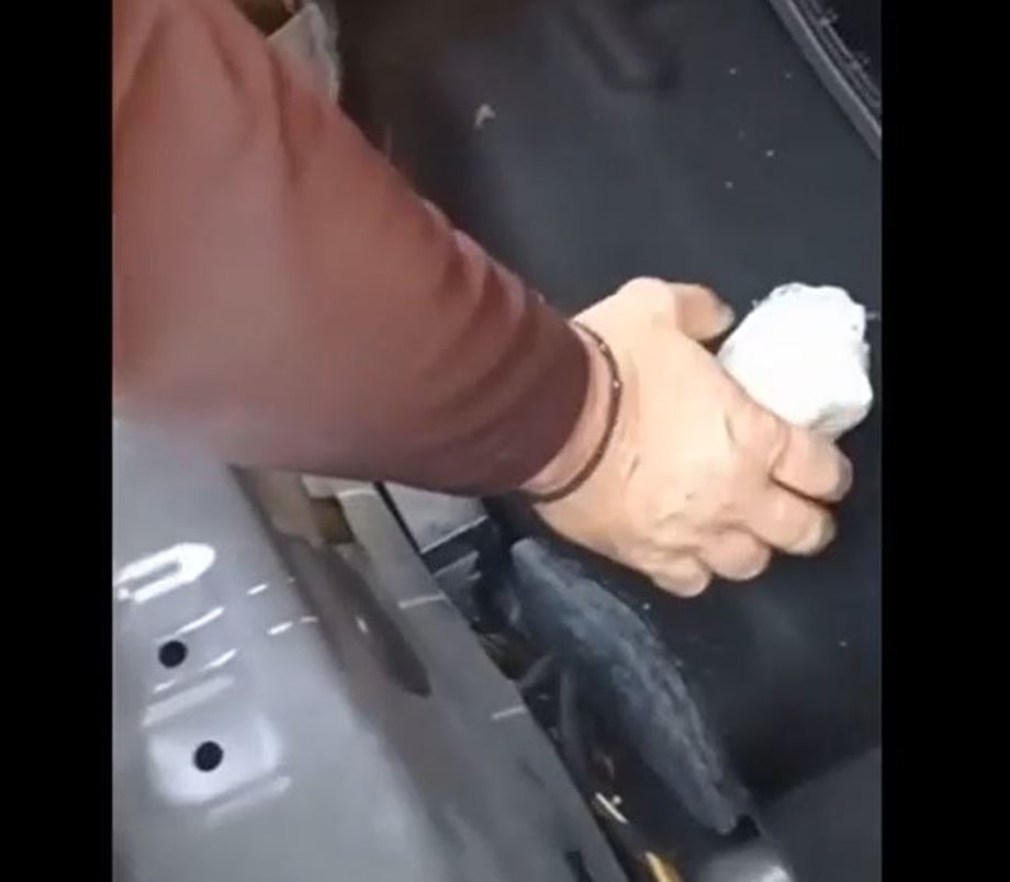 Κατερίνη - Βίντεο ντοκουμέντο: Η στιγμή που οι αστυνομικοί βρίσκουν την κοκαΐνη στο αμάξι του πρώην παίκτη ριάλιτι
