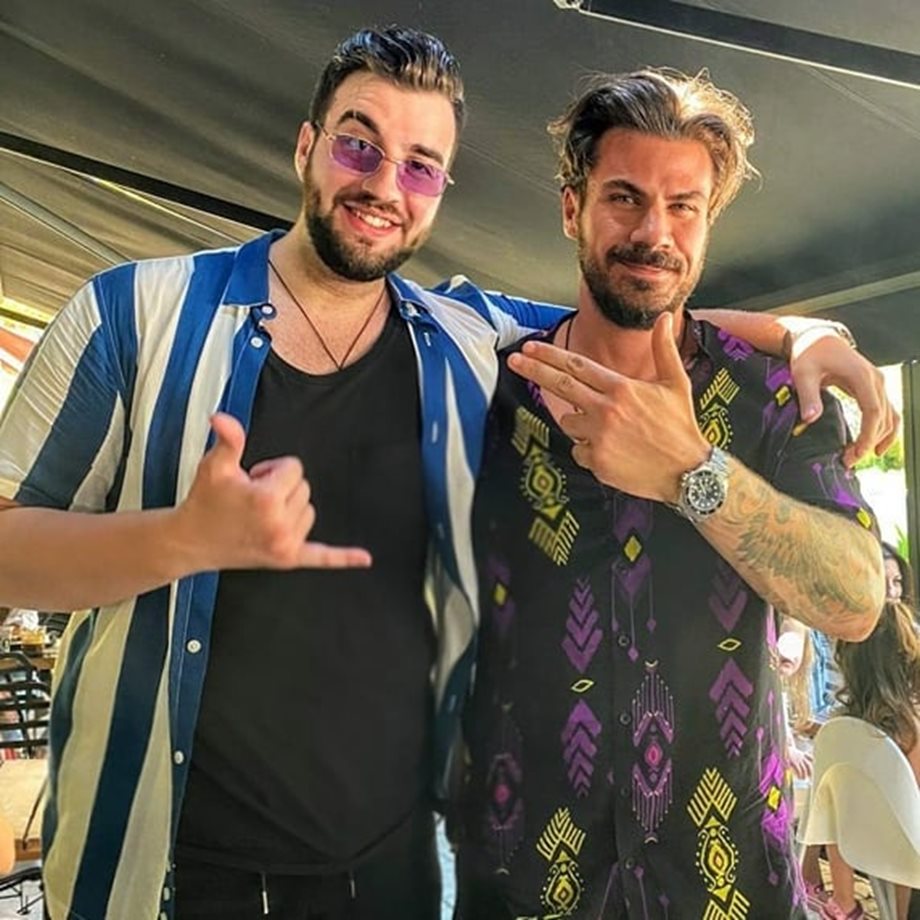 Άκης Πετρετζίκης: Η επική συμβουλή που έδωσε στον Τζον μέσω Instagram για το… πουκάμισο του Σταύρου Βαρθαλίτη