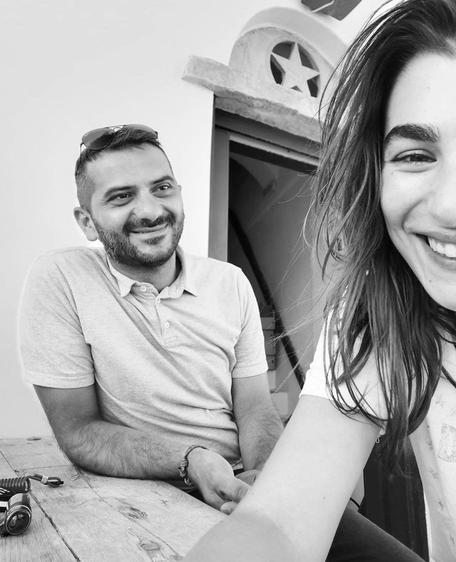 Λεωνίδας Κουτσόπουλος: Η σύντροφός του Χρύσα Μιχαλοπούλου και η αδερφή της, στο εστιατόριο του στην Αντίπαρο 