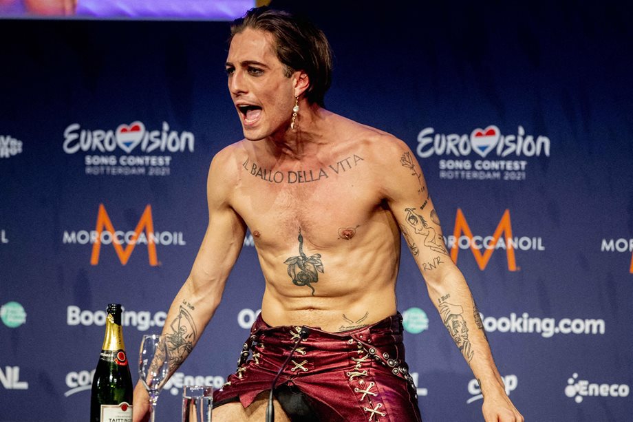 Damiano David: Η πρώτη ανάρτηση μετά τη νίκη του στη Eurovision και το φιλί στο στόμα στον κιθαρίστα του  