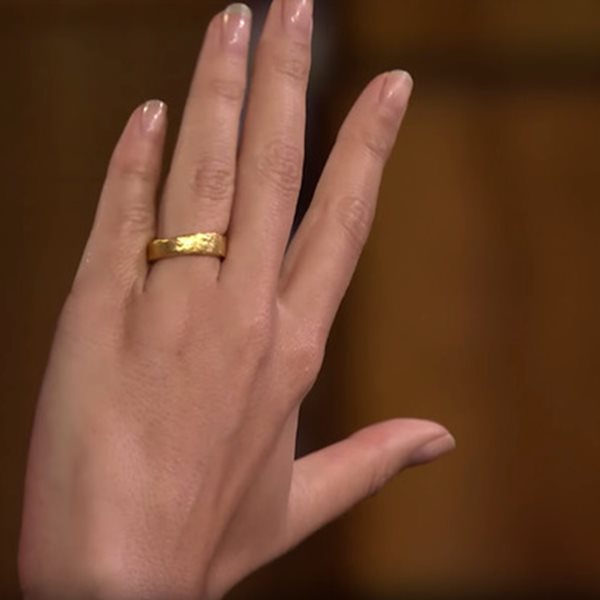 "Πήρε τον συνδετήρα που συνόδευε το λογαριασμό μας, έφτιαξε ένα δαχτυλίδι και μου έκανε πρόταση γάμου"