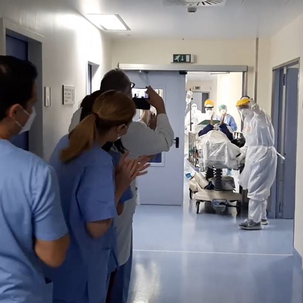 Συγκινητικό βίντεο: Η στιγμή που ο πρώτος ασθενής με κορονοϊό βγαίνει από ΜΕΘ στο Θριάσιο 