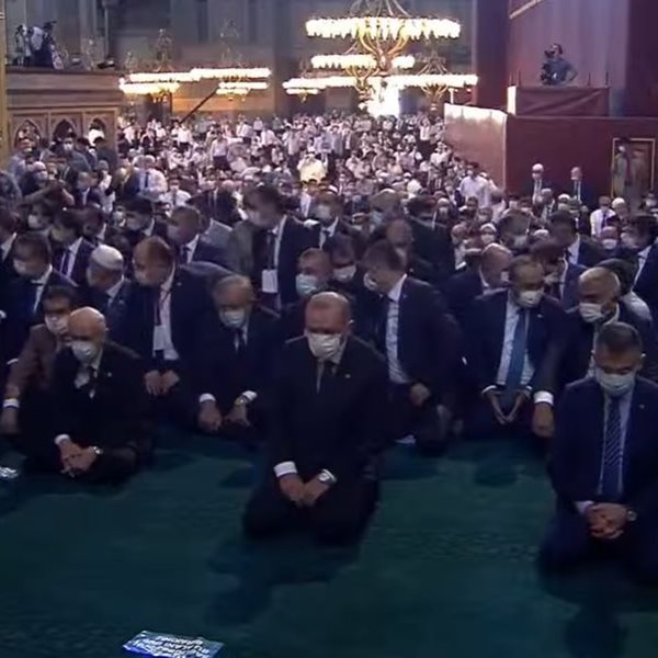 Μετατρέπεται σε τζαμί η Αγιά Σοφιά: Έφτασε ο Ερντογάν - Άρχισε η μουσουλμανική προσευχή (live εικόνα)