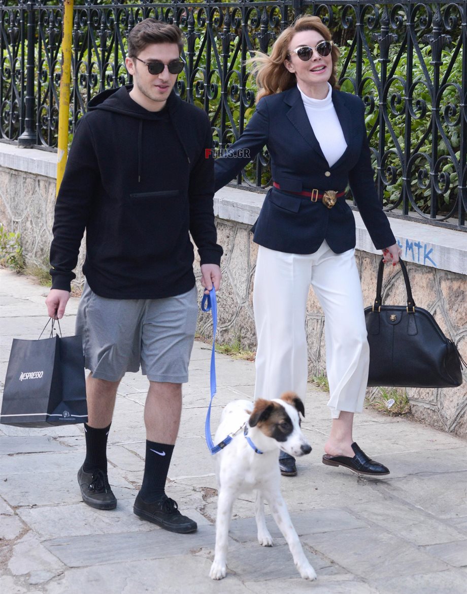 Paparazzi: Η Τατιάνα Στεφανίδου και ο γιος της Νικόλας σε πρωινή έξοδο στην Κηφισιά!