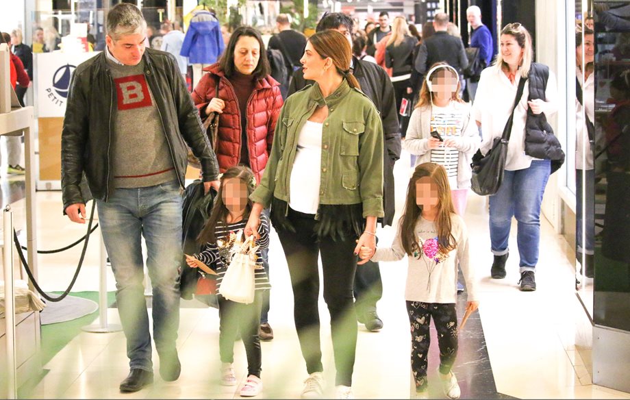 Paparazzi: Η Σταματίνα Τσιμτσιλή και ο Θέμης Σοφός για shopping therapy με τις κόρες τους!