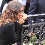 Κηδεία Ζωής Λάσκαρη: Η συγκλονιστική κίνηση της Μαρίας - Ελένης Λυκουρέζου μετά την εξόδιο ακολουθία