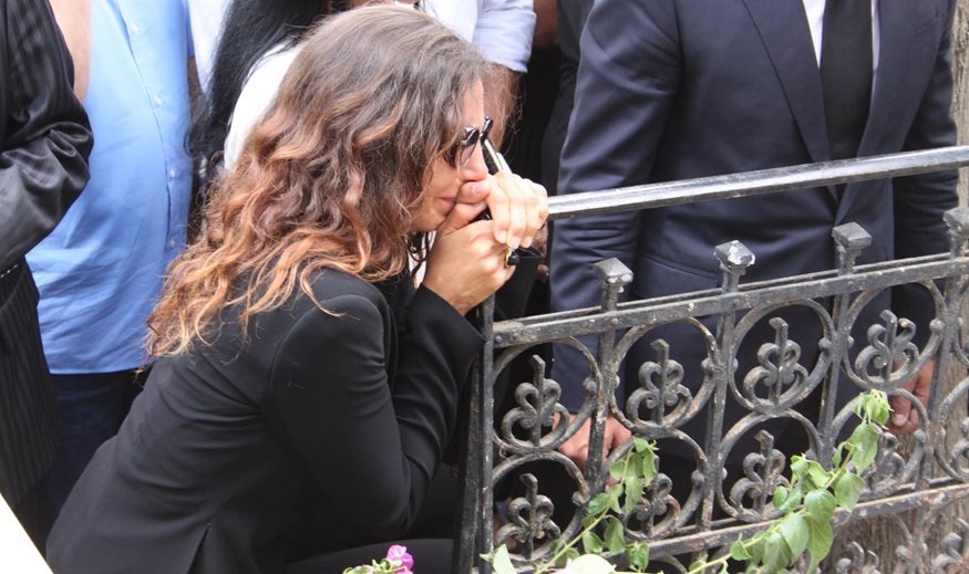 Κηδεία Ζωής Λάσκαρη: Η συγκλονιστική κίνηση της Μαρίας - Ελένης Λυκουρέζου μετά την εξόδιο ακολουθία
