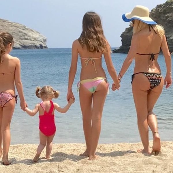 Η Ελένη Μενεγάκη συνεχίζει τις διακοπές της στο Ιόνιο: Δείτε τη βουτιά που έκανε με τις κόρες της!