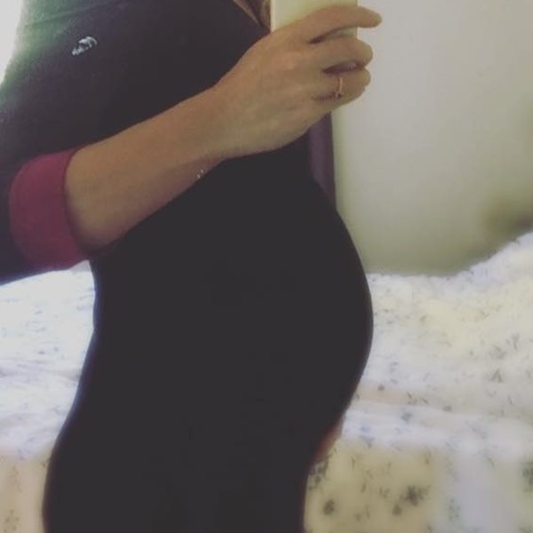 Πασίγνωστη ηθοποιός είναι έγκυος και μας δείχνει για πρώτη φορά την φουσκωμένη κοιλίτσα της!