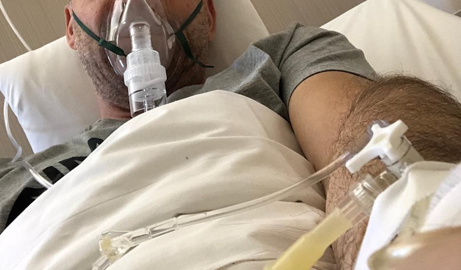 Εσπευσμένα στο νοσοκομείο πασίγνωστος Έλληνας τραγουδιστής - Η φωτογραφία και το δημόσιο μήνυμά του