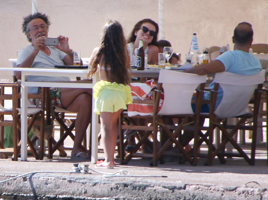 Ο Μάκης Τριανταφυλλόπουλος ποζάρει με τις κόρες του στις καλοκαιρινές διακοπές τους!