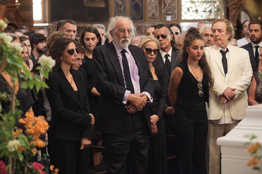 Οι πρώτες εικόνες από την κηδεία της Ζωής Λάσκαρη: Τραγικές φιγούρες ο Αλέξανδρος και η Μαρία Ελένη Λυκουρέζου