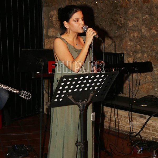 Είναι η 23χρονη κόρη πασίγνωστου Έλληνα ηθοποιού και αποφάσισε να γίνει τραγουδίστρια!