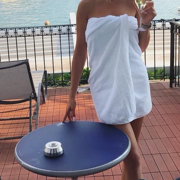 Η Ελληνίδα καλλονή ποζάρει μόνο με την... πετσέτα της σε βεράντα στη Βενετία και αναστατώνει!