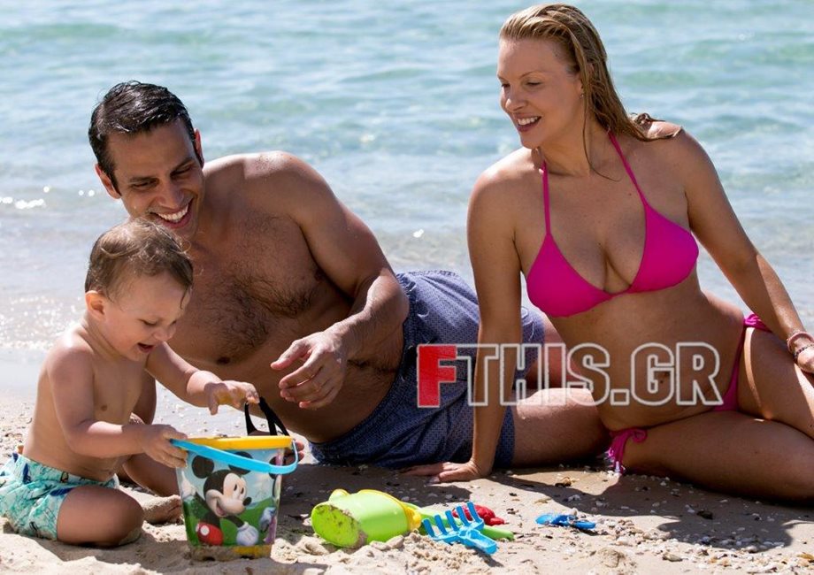 Paparazzi: Η εγκυμονούσα Χριστίνα Αλούπη στην παραλία με τον Κωνσταντίνο Κέφαλο και τον γιο τους