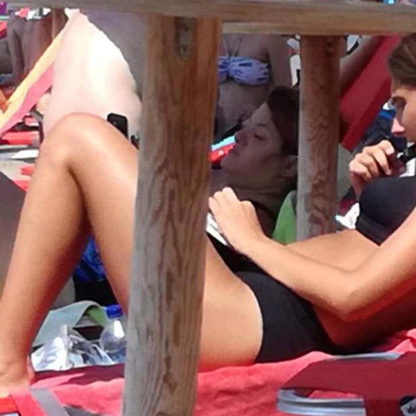 Paparazzi: Δείτε τη Φωτεινή Αθερίδου στην παραλία με μαύρο μπικίνι!