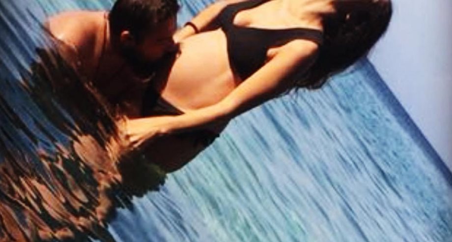 Η Ελληνίδα ηθοποιός θα γίνει μανούλα για δεύτερη φορά: Η τρυφερή φωτογραφία με τον σύζυγό της από την παραλία!