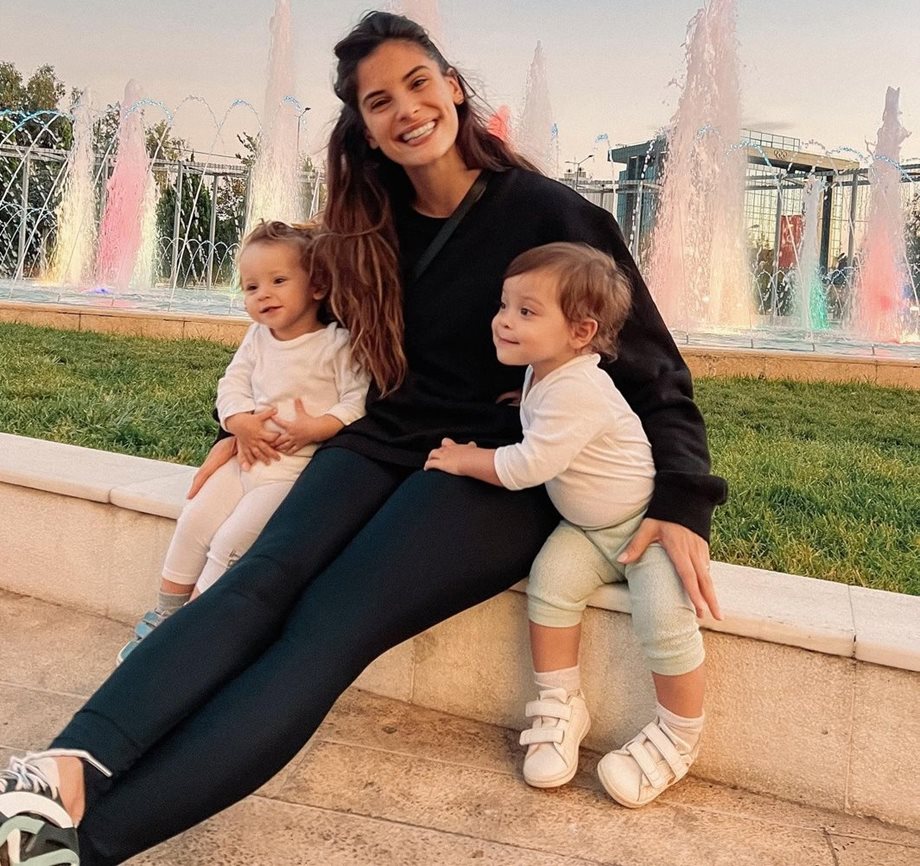 Χριστίνα Μπόμπα: To βίντεο με τις δίδυμες κόρες της - Το διέγραψε από το Instagram και το άφησε στο TikTok
