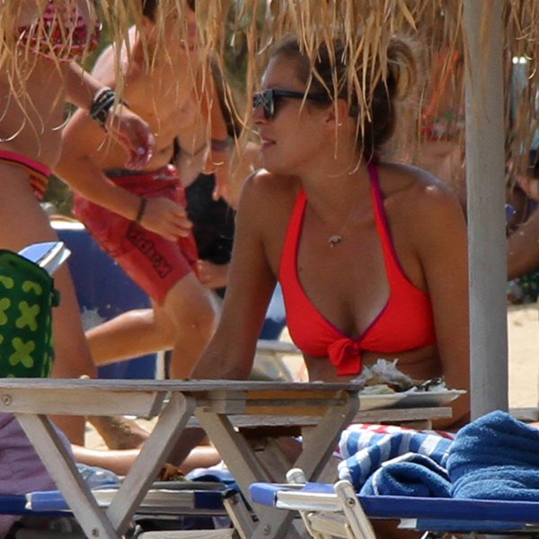 Paparazzi: Δείτε για πρώτη φορά τη Μαριέττα Χρουσαλά στην παραλία με φουσκωμένη κοιλίτσα