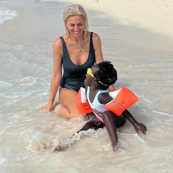 Χριστίνα Κοντοβά: Χριστούγεννα στην Τανζανία με την κόρη της Έιντα (φωτογραφίες)