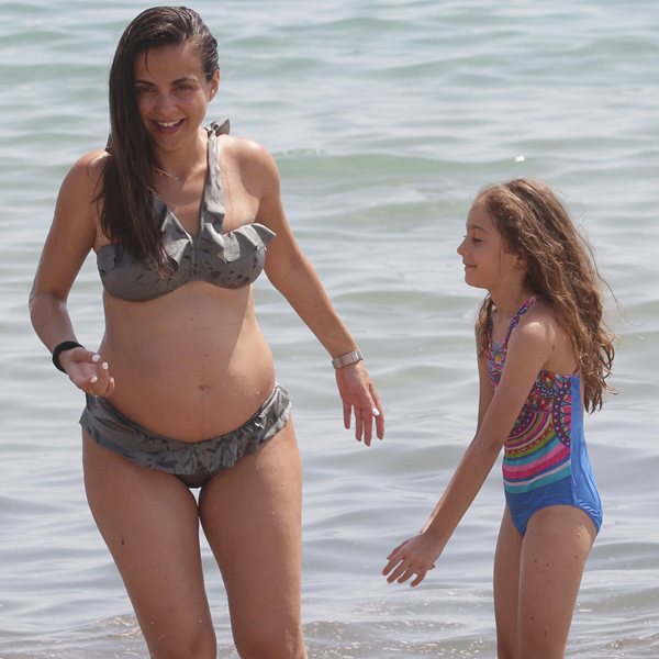 Η Αγγελική Δαλιάνη δεν χαλά χατίρι στην κόρη της: Δείτε την σε προχωρημένη εγκυμοσύνη στην παραλία