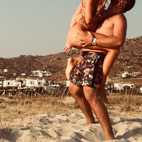 Ασυγκράτητο γνωστό ζευγάρι της ελληνικής showbiz σε παραλία της Νάξου!